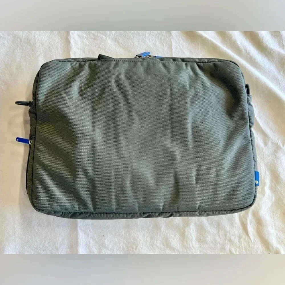 Incase laptop grey bag/case.‎